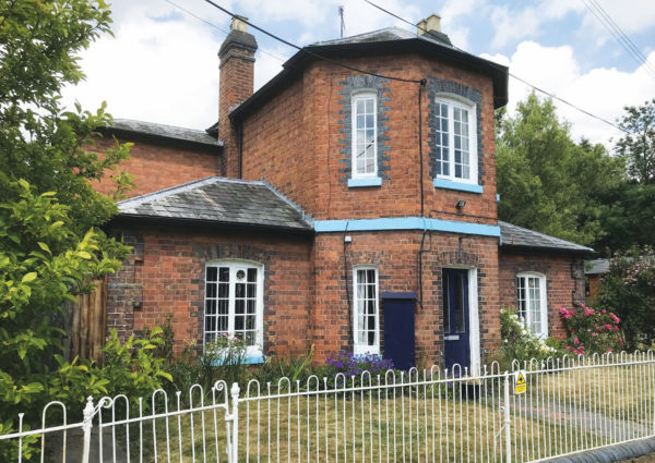 lock keepers cottage in idyllic Worcestershire countryside - feature