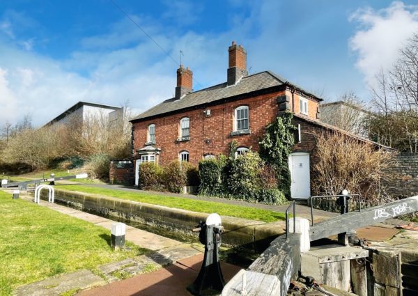 Bond Wolfe Grade 2 Lock keeper's cottage inner city Birmingham canalside front